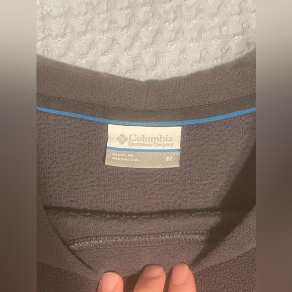 Medium Columbia pullover - Picture 3 of 3